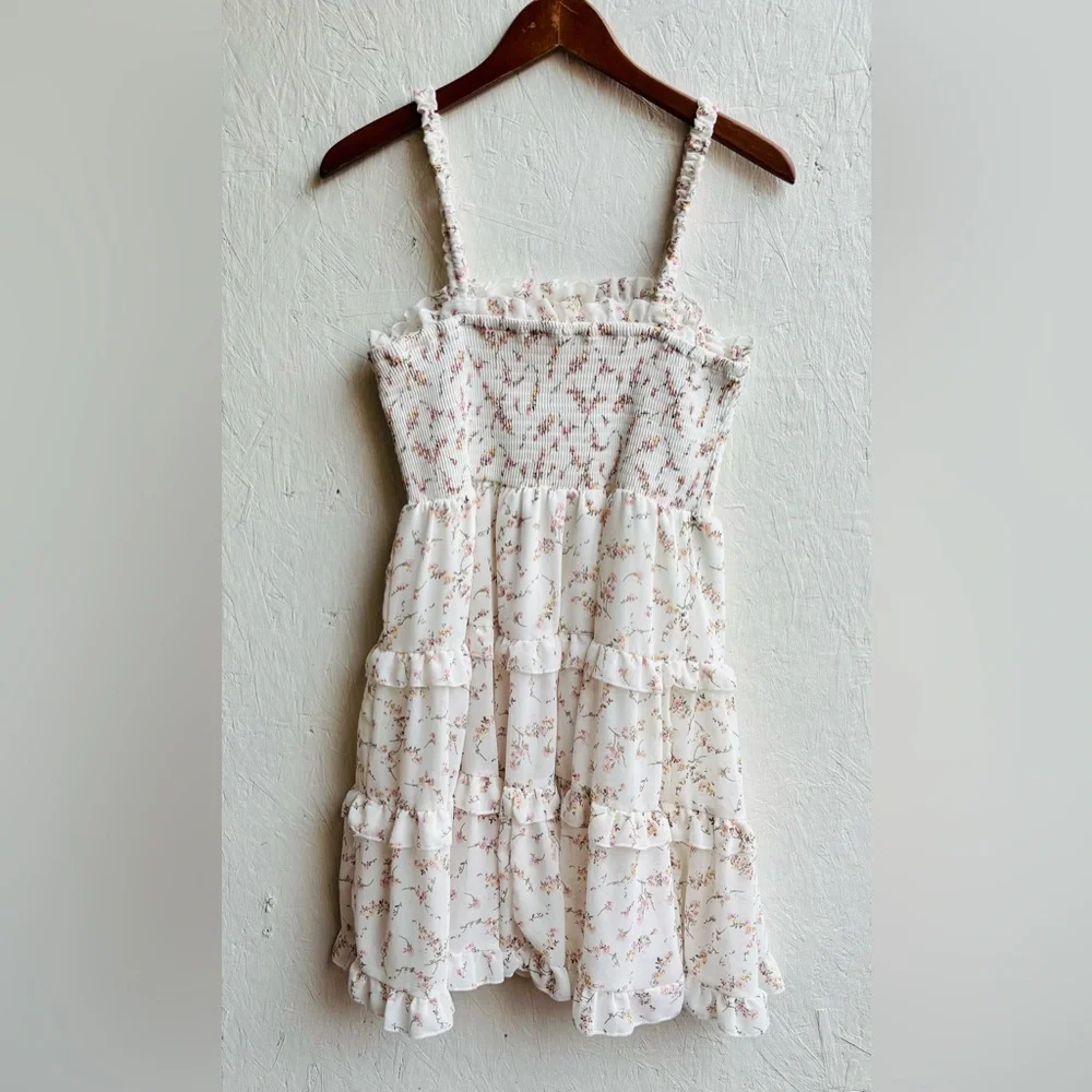 Trendy Boutique Cream Smocked Floral Tiered Sleeveless Sundress Size Medium - Picture 9 of 9